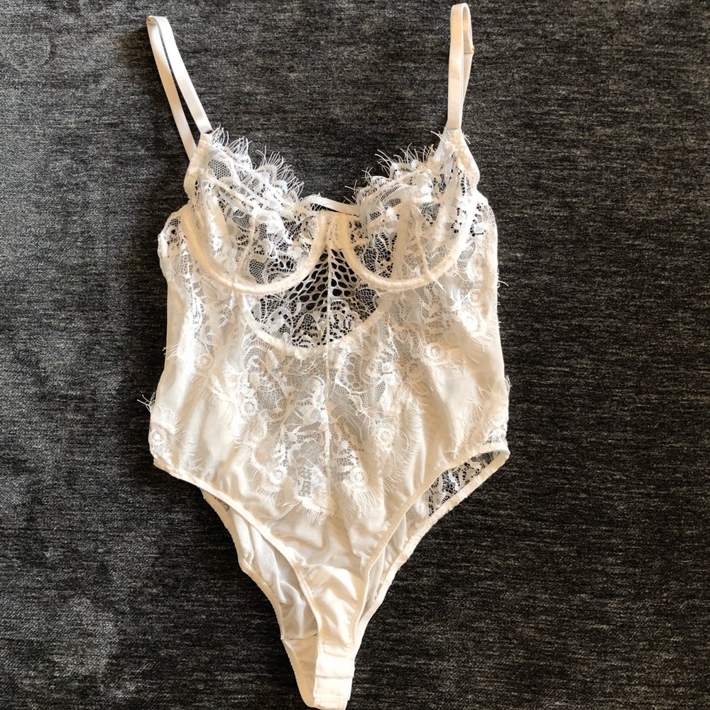 HONEYBUM White Lace Bodysuit